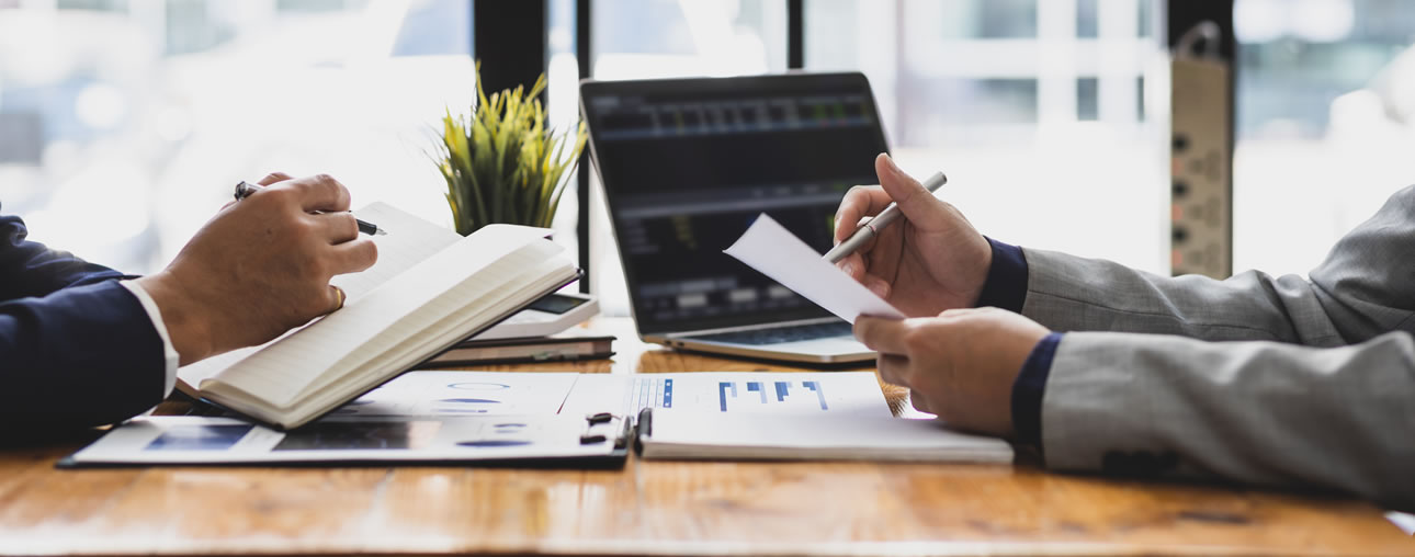Besprechung einer Yachtfinanzierung im Büro