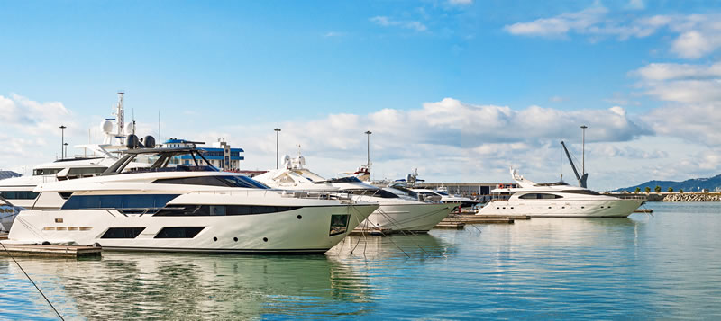 Motoryachten im Hafen